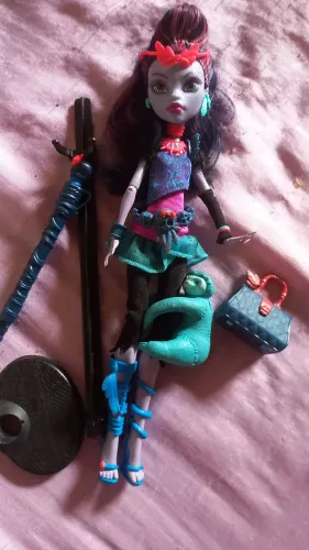 Vendo monster high jane boolittle usada