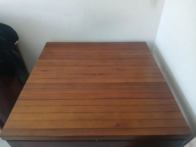 Mesa de madeira maciça 
