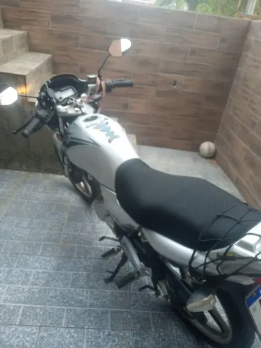Moto Suzuki GSR 2016