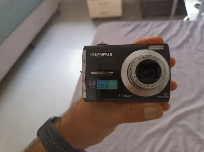 Camera olympus digital antiga a pilhas. Cartão de Memória incluso e pilhas não inclusas.