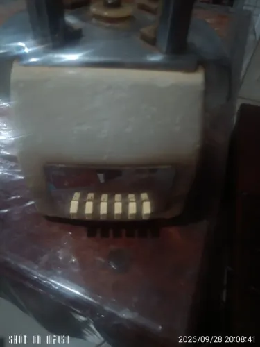 Vendo um liquidificador Arno anos 1960 só a base não tem o copo tá funcionando