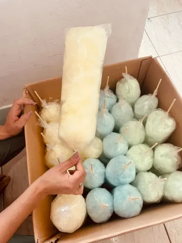 Algodão doce de palito colorido dia das crianças