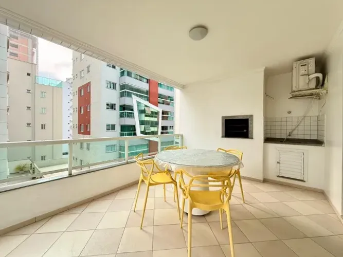 Apartamento mobiliado na meia praia em otima localizacao