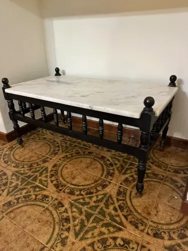 Mesa de centro antiga tampo de mármore base torneada com balaústres
