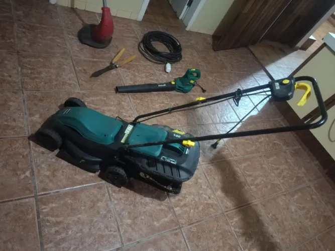 Máquina de cortar grama semi nova