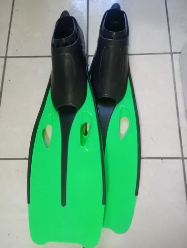 Par Nadadeira forma de pé de pato preto/verde 44/45