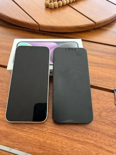 2iPhones 14 de 128Gb bateria de 86% branco estelar e azul midnight R$2.500 cada