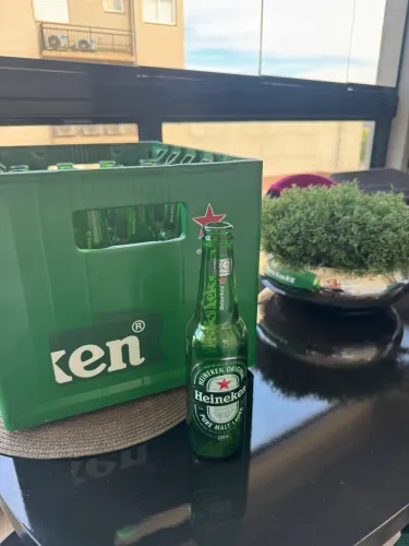 Caixa com 24 vasilhames long neck retornáveis Heineken 