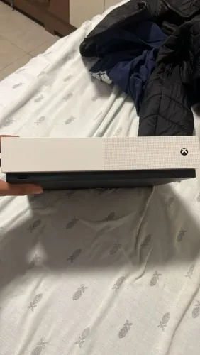 Xbox one S edition 1TB/ com + de 30 jogos