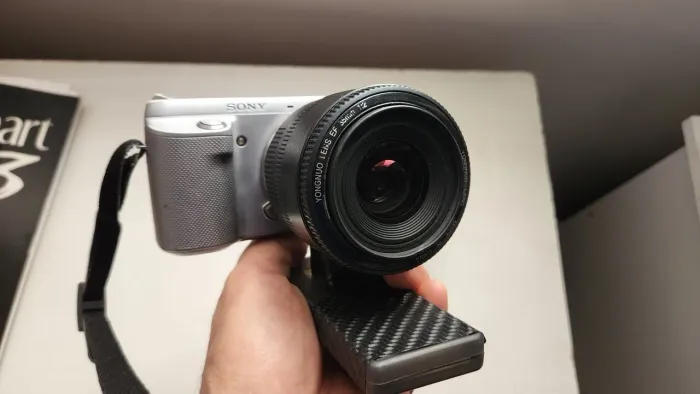 Camera Sony NEX-F3 (E-Mount): APS-C de 16.1 MP + Lente 35mm 2.0 + ADAPTADOR Canon EF