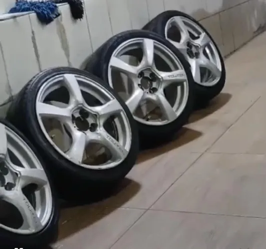 Roda universal pega em qualquer carro pneu meia vida dá pra rodar bastante