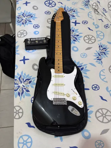 Guitarra sx stratocaster e pedaleira usado poucas vezes!