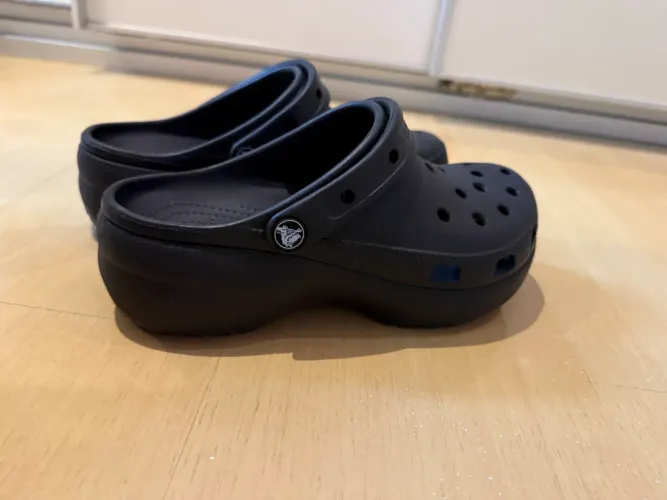 VENDO CROCS PRETA COM SALTO