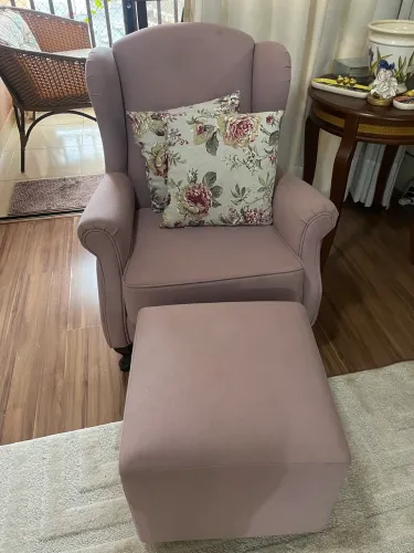 Poltrona com banquinho de tecido