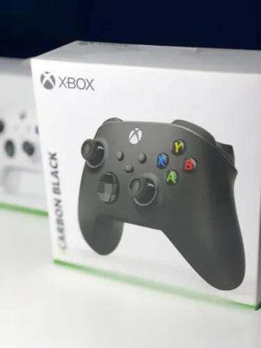 Controles Xbox sem Fio - Cores Carbon Black e Robot White.