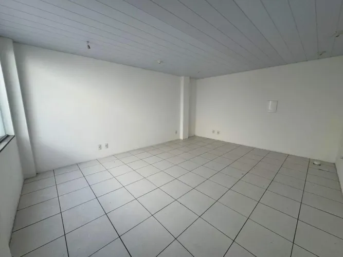 Sala Comercial para Locação na Rua Koesa - Excelente Localização - Kobrasol