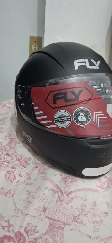 Vendo capacete novo, nunca usado. Estou vendendo pois é um pouco grande para mim.