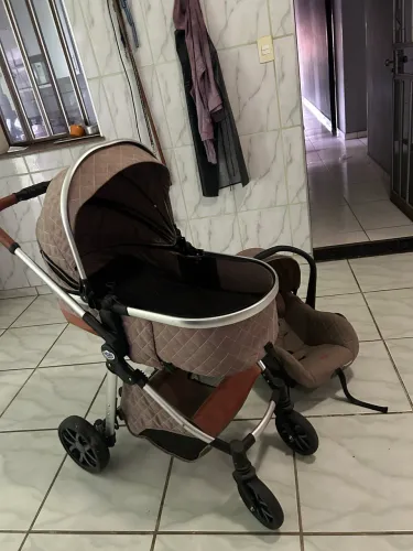 Vendo Carrinho Moisés + Colchão + Bebê Conforto