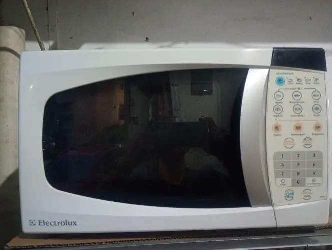 microondas Electrolux 20 litros funcionando perfeitamente sem ferrugem