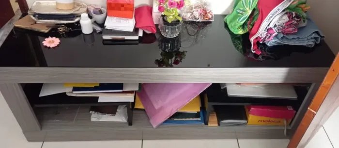 Rack com tampo de vidro preto