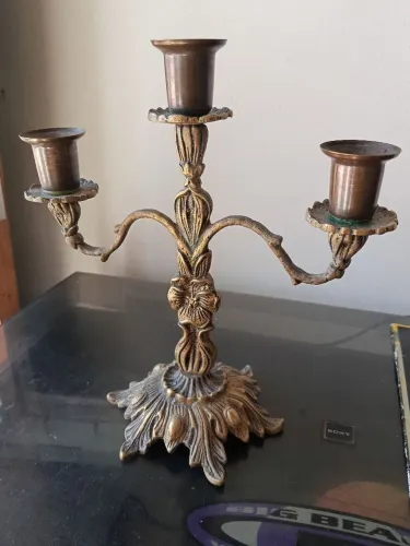 Castiçal em metal :