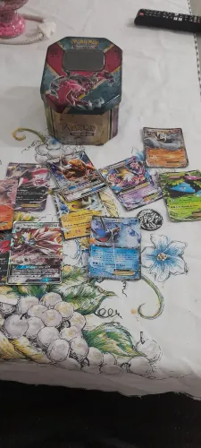 Cartas pokemon + caixa e moeda
