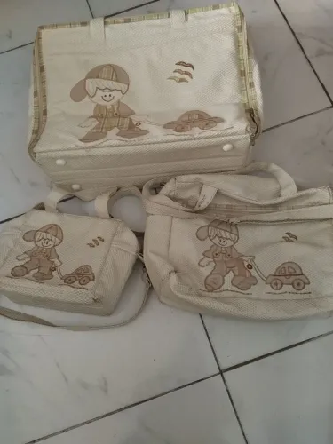 Bolsas ( saída do hospital) menino.