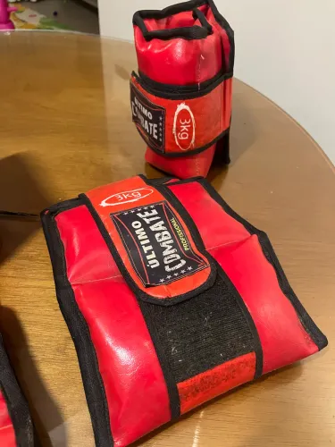 Jogo de caneleiras de peso vermelhas da marca Último Combate, com 4 itens (2kg e 3kg)