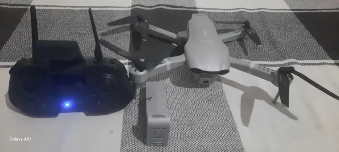 Drone f3 com gps e duas baterias , e volta da onde saiu sozinho.