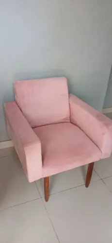 Poltrona de Alta Qualidade (pés de madeira)
