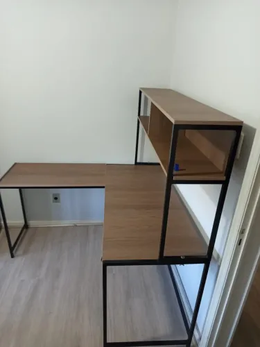 Mesa com prateleira em L Seminova