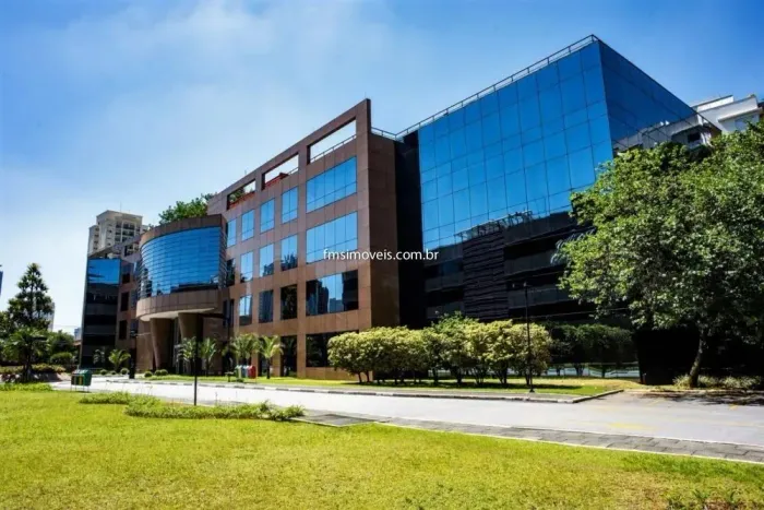 Locação de Edifício Comercial na Chácara Santo Antônio, São Paulo-SP: 10 banheiros, 26 vag