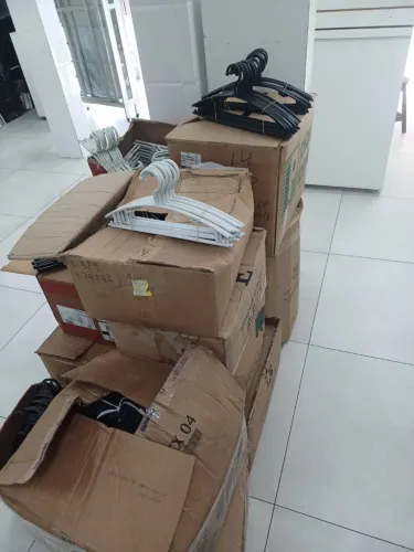 Lote 200 cabides com presilha para expor saias etc...