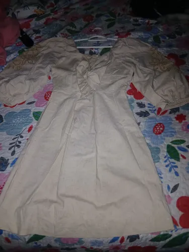 Vestido bege com detalhes na manga 120