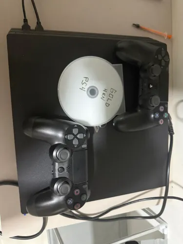 Ps4 pro desbloqueado + 3 controles