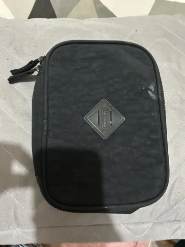 estojo escolar box da marca Sestini, em tecido preto com o logotipo