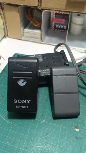Fonte / Carregador Sony AC-V250 Original + 2 Baterias (Sony NP-68 + JVC BN-V11U)