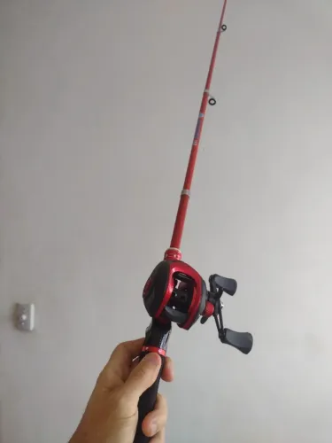 Carretilha com vara, linha e anzóis/ Kit sem uso no centro de São Gonçalo