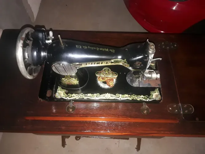 Vendo uma máquina de costura Philips dos anos 40
