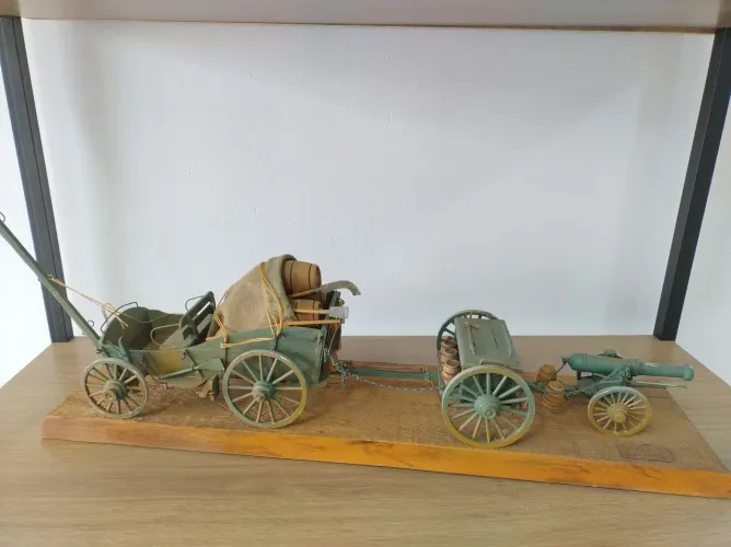 Vendo miniatura de carroça militar de 58cm toda feita a mão 