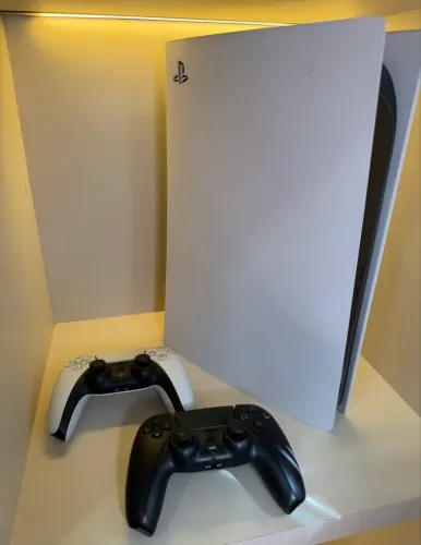 PS5 mídia digital + 2 controles (não aceito troca)
