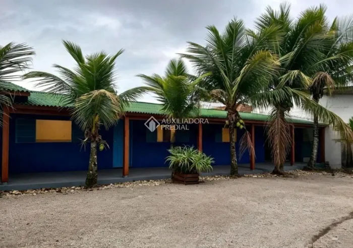 Auxiliadora Predial aluga, Casa Reformada com 4 Dormitórios, Edícula, Amplo Terreno e 5 Va