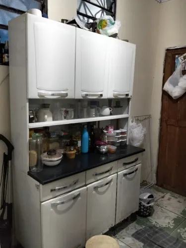 Vendo armário de metal usado com pouco ferrugem em baixo ms em perfeitas condições