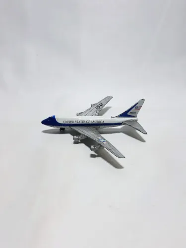 Brinquedo mini avião de metal