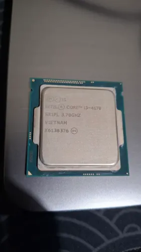 i3-4170: 2 núcleos / 4 threads, 3,7 GHz / + Cooler padrão intel.
