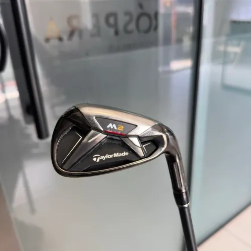 taco de golf taylormade m2, modelo ferro 8 r flex e grip golf pride.