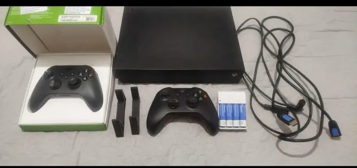 Xbox one X com dois controles e jogos
