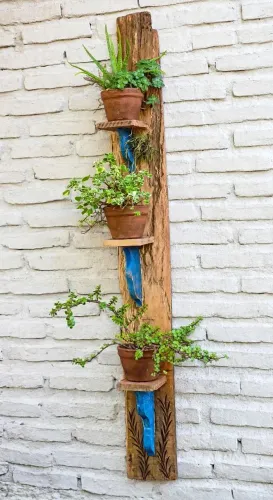 Suporte para plantas ou peças decorativas.