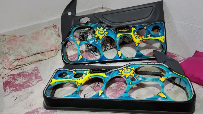 Vendo ou troco por algo do meu interesse forros de porta do celta 2 portas