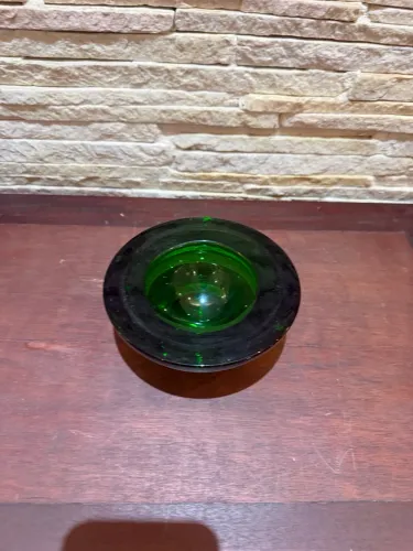 Cinzeiro Vintage em Vidro Verde Espesso - Peça Decorativa